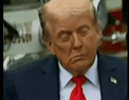 미국 현지시간으로 11일 미국 버지니아주(州) 알링턴에 있는 펜타곤에서 열린 9·11 테러 24주기 추모식에 참석한 트럼프 대통령. 오른쪽 입꼬리가 축 처진 모습이 역력하다.  엑스 캡처