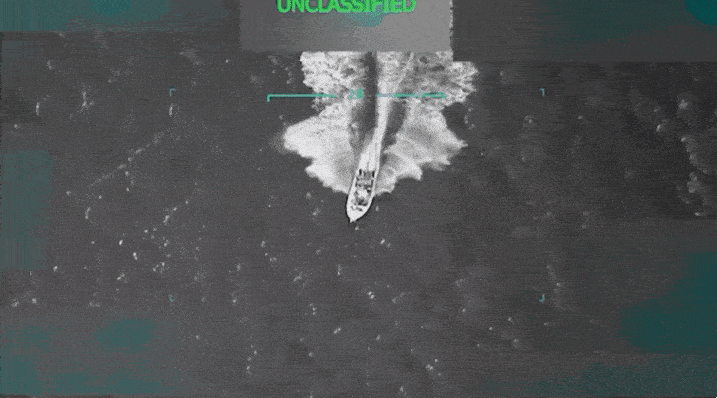 미국이 지난 2일 남 카리브해에서 베네수엘라의 마약 운반선을 향해 군사작전을 펼쳤다. 영상은 미군의 공격을 받아 폭발하는 마약 운반선. 트럼프 대통령 트루스소셜 캡처