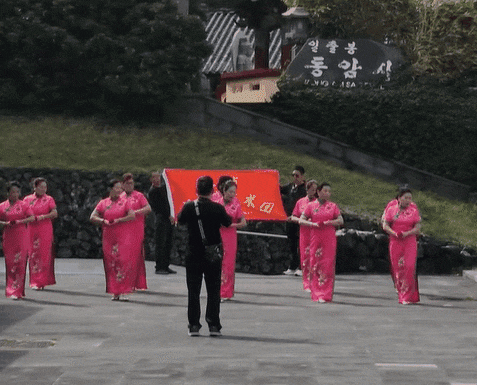 성산일출봉 앞에서 치파오를 입고 춤을 추고 있는 중국인 여성들. 인스타그램