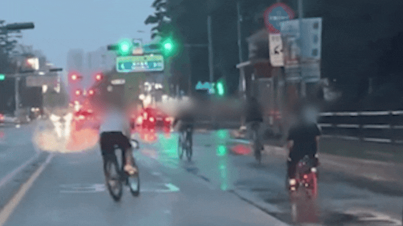 어두운 밤 서울 시내 도로에서 곡예 주행을 하는 자전거 폭주족들./인터넷 커뮤니티