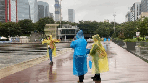 17일 ‘K-데이 인 한강’ 행사에서 관광객이 기념사진을 촬영하고 있다. 심하연 기자&nbsp;