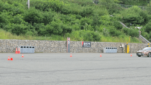 16일 강원 인제 스피디움에서 토요타코리아가 미디어를 대상으로 개최한 '토요타 가주 레이싱 모터스포츠 클래스'에서 기자들이 도요타 '캠리'를 타고 코너링 브레이크 훈련을 하는 모습. 2025.09.16.