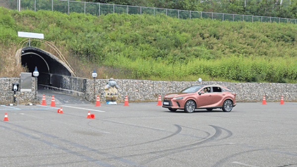 16일 강원 인제 스피디움에서 토요타코리아가 미디어를 대상으로 개최한 '토요타 가주 레이싱 모터스포츠 클래스'에서 기자들이 렉서스 'RX450h'를 타고 레인 체인지 훈련을 하는 모습. 2025.09.16.