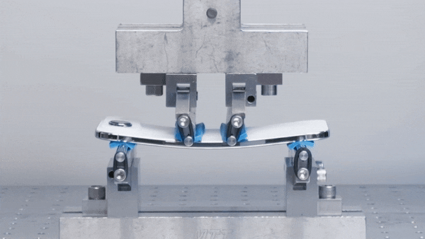 애플이 아이폰 에어의 내구성 테스트 영상을 공개했다. 아이폰 에어에 약 58kg의 압력을 가하자 기기는 구부러졌다가 이후 본래의 모습으로 돌아왔다. (영상=애플/톰스가이드)