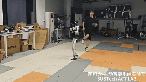 인간과의 킥복싱 경기에서 날아오는 드롭킥에도 자세를 유지하는 G1 로봇 (영상=로보허브 엑스(@XRoboHub))