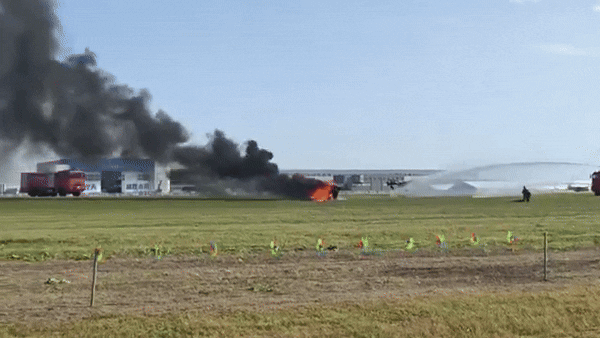 중국에서 열린 에어쇼 리허설 도중, 플라잉카 두 대가 공중에서 충돌해 조종사 한 명이 부상을 입는 사고가 일어났다. (영상=엑스 @Fahadnaimb)