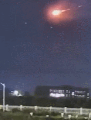 지난 12일(현지시간) 밤 중국 산둥성 웨이팡과 르자오 지역 일대에서 하늘을 가로지르는 밝은 빛이 포탄 소리와 함께 추락하는 모습이 목격됐다. 출처= 웨이보 영상 갈무리