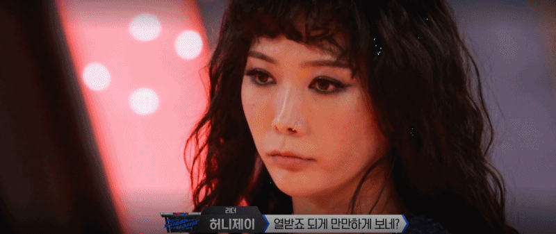 '월드 오브 스트릿 우먼 파이터'에서 외국팀 댄서들이 한국팀 범접 리더인 허니제이 몸에 영어로 'No Respect'라고 적힌 스티커를 붙이고 있다. '상대를 존중하지 않는다' 즉 한국팀을 약체로 평가한 것이다. Mnet 영상 캡처