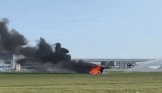 중국 창춘 에어쇼에서 플라잉카가 추락 후  화재가 난 모습. 엑스 갈무리·뉴시스