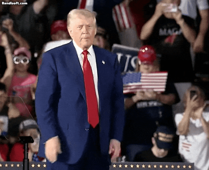 도널드 트럼프 미국 대통령이 29일(현지시간) 미시간주 워런의 머콤 카운티에서 열린 취임 100일 기념 행사를 마치며 춤을 추고 있다. [유튜브 갈무리]