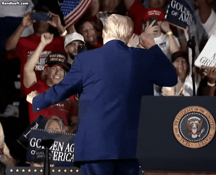 취임 100일을 맞이한 도널드 트럼프 미국 대통령이 29일(현지시간) 미시간주 머콤카운티에서 개최한 집회에서 연설을 마친 뒤 미국 그룹 ‘빌리지피플(Village People)’의 수록곡 ‘YMCA’에 맞춰 춤을 추고 있다. [유튜브 갈무리]