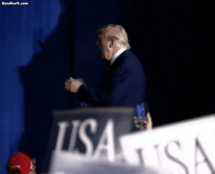 취임 100일을 맞이한 도널드 트럼프 미국 대통령이 29일(현지시간) 미시간주 머콤카운티에서 개최한 집회에서 연설을 마친 뒤 무대를 빠져나오던 중 미국 그룹 ‘빌리지피플(Village People)’의 수록곡 ‘YMCA’에 맞춰 춤을 추고 있다. [유튜브 갈무리]