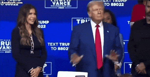 지난해 10월 당시 미국 공화당 대선 후보였던 도널드 트럼프 미국 대통령(오른쪽)이 사회자이자 사우스다코타 주지사인 크리스티 노엠과 함께 펜실베이니아주 오크스의 그레이터 필라델피아 엑스포 센터 및 박람회장에서 음악에 맞춰 춤을 추고 있다. [엑스(X·옛 트위터) 캡처]