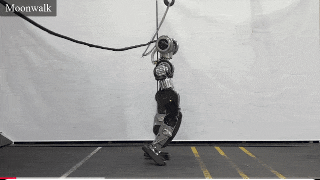 KAIST가 개발한 휴머노이드 로봇이 문워크와 달리기를 시연하고 있다.[KAIST 제공]