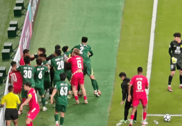 지난 18일 중국 베이징 노동자 경기장에서 베트남 하노이 공안(CAHN)과 중국 베이징 궈안 사이의 2025~2026 아시아챔피언스리그 2부 경기가 진행되던 중 양 팀의 선수들이 난투극을 벌이는 모습. (출처=웨이보)