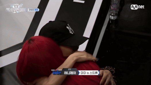 허니제이가 '월드 오브 스트릿 우먼 파이터'에서 탈락한 뒤 호주팀 AG스쿼드 리더 카에아에 다가가 '엄마는 강하다'는 뜻의 "마미 이즈 스트롱"을 영어로 말하며 작별 인사를 하고 있다. Mnet 영상 캡처