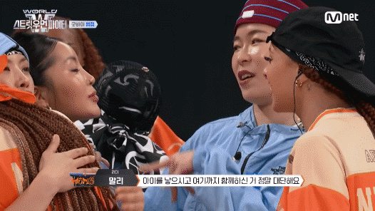 '스우파' 시즌3에서 미국팀 리더 말리가 한국팀 범접 모니카에 "아이를 낳고 여기까지 함께한 게 정말 대단하다"고 말하고 있다. 모니카는 만삭으로 이 경연에 참여해 촬영이 끝나기 전 출산했다. Mnet 영상 캡처