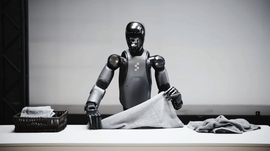 피규어AI가 만든 휴머노이드 로봇이 세탁물을 개는 모습/ 영상=피규어AI 유튜브