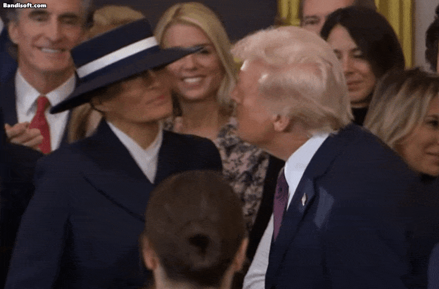 지난 1월 도널드 트럼프 미국 대통령이 멜라니아 트럼프 여사의 볼에 입맞춤을 하려다 챙에 가로막혔다. [유튜브 WFAA 갈무리]