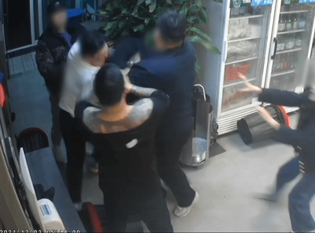 [인천=뉴시스] 사건 당시 식당 내부 폐쇄회로(CC)TV 영상 일부분. (영상=인천지검 제공) 2025.09.20. photo@newsis.com