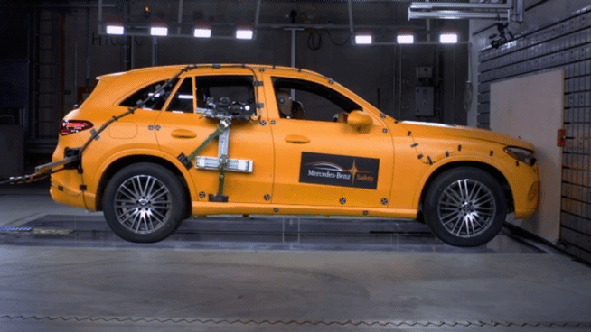 지난 10일(현지시간) 독일 진델핑겐에 위치한 메르세데스-벤츠 연구소에서 진행된 GLC 충돌 테스트 모습. 사진=메르세데스-벤츠 제공