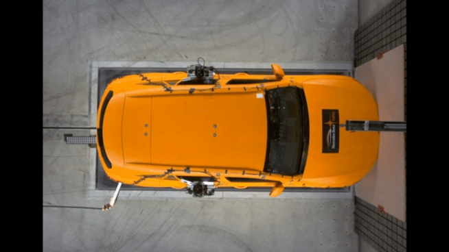 지난 10일(현지시간) 독일 진델핑겐에 위치한 메르세데스-벤츠 연구소에서 진행된 GLC 충돌 테스트 모습. 사진=메르세데스-벤츠 제공