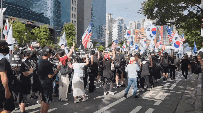 지난 9월 13일 서울 잠실역 인근 도로에서 자유대학이 주최한 시위 참가자들이 행진을 하고 있다. 이들은 ‘차이나 아웃’이 적힌 피켓을 들고 있었다. 이혜리 기자