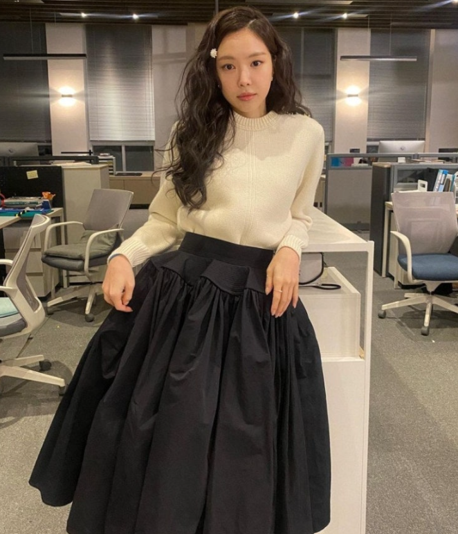 김희애·김고은·손나은이 서로 다른 분위기로 소화한 크림색 니트와 블랙 롱스커트