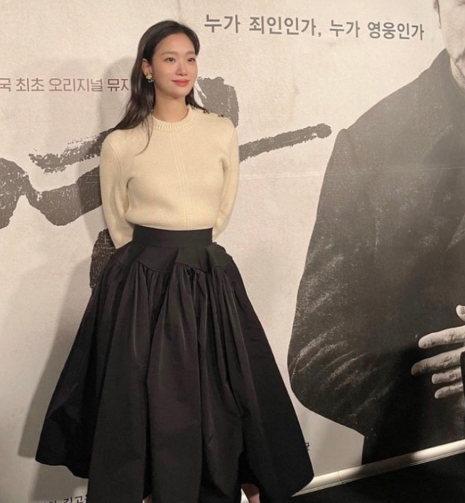 유 퀴즈 온 더 블럭의 김희애와 영화 영웅 VIP 시사회의 김고은이 선보인 같은 착장