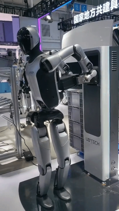 유비테크 워커 S2 모델이 스스로 배터리를 교체하는 모습.