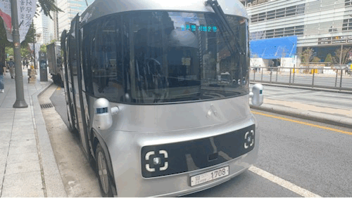 자율주행셔틀 '청계A01' 외관과 내부. 운전석을 없애고 대형 모니터로 주행 상황을 표시한다. 2025.9.23/뉴스1 ⓒ News1 한지명 기자