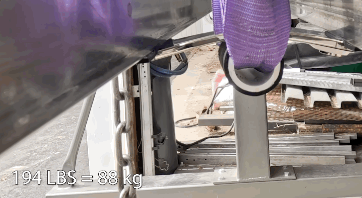 전면 디스플레이가 금이 가기 위해서는 216LBS(약 98㎏)에 가까운 힘이 한 지점에 집중적으로 가해야 했다. 유튜브 채널 'JerryRigEverything'