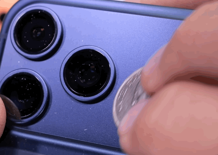 스크래치 이슈에서 가장 문제가 된 제품은 딥블루 모델이다. 이 제품은 아이폰17프로 가운데 가장 어두운 색상이다. 유튜브 채널 'JerryRigEverything'