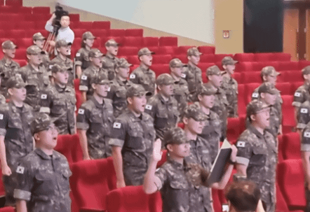 [창원=뉴시스]이지용 기자 = 이지호씨가 23일 오전 경남 창원시 진해구 해군사관학교에서 열린 '139기 해군 사관후보생 입교식'에서 입교 선서를 하고 있다. 2025.09.23. leejy5223@newsis.com *재판매 및 DB 금지