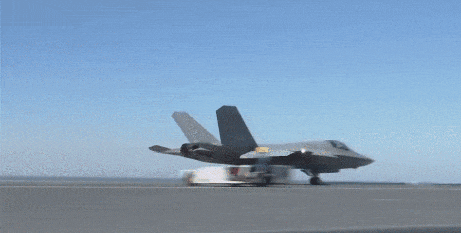 항공모함 푸젠함에서 이륙하는 항공기 모습.  중국 인민해방군