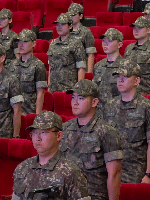 이재용 삼성전자 회장의 장남인 이지호씨가 23일 창원 해군사관학교 웅포강당에서 제139기 해군사관후보생 입교식에서 경례하고 있다. 창원=서종갑기자