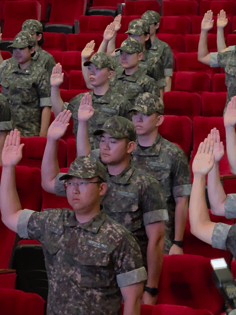이재용 삼성전자 회장의 장남인 이지호씨(가운데)가 23일 창원 해군사관학교 웅포강당에서 제139기 해군사관후보생 입교식에서 장교 후보생 선서를 하고 있다. 창원=서종갑기자
