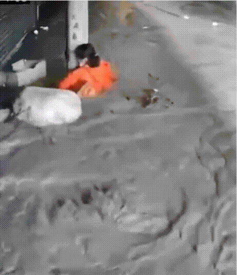 한 주민이 불어난 물에 이동하지 못한 채 고립돼 있다. /X