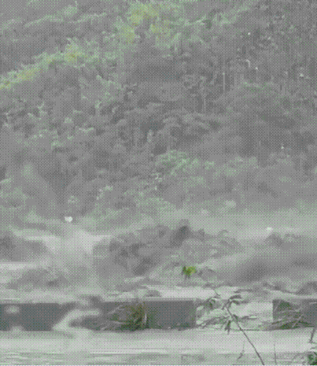 범람한 물이 마을 쪽으로 쏟아지고 있다. /X