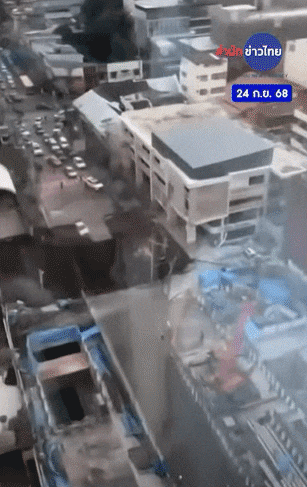 24일 오전 태국 방콕 서부 두싯 지역의 병원과 경찰서 건물 앞을 지나는 4차선 차도 땅이 아래로 꺼지며 싱크홀이 생겼다. /X(옛 트위터)