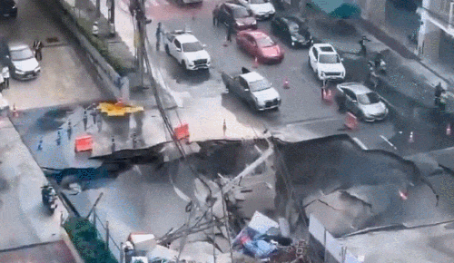 싱크홀이 발생한 방콕 시내. 방콕 시청 제공