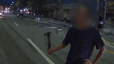 망치를 들고 도로 통행을 방해한 피의자. /영상=대전경찰청