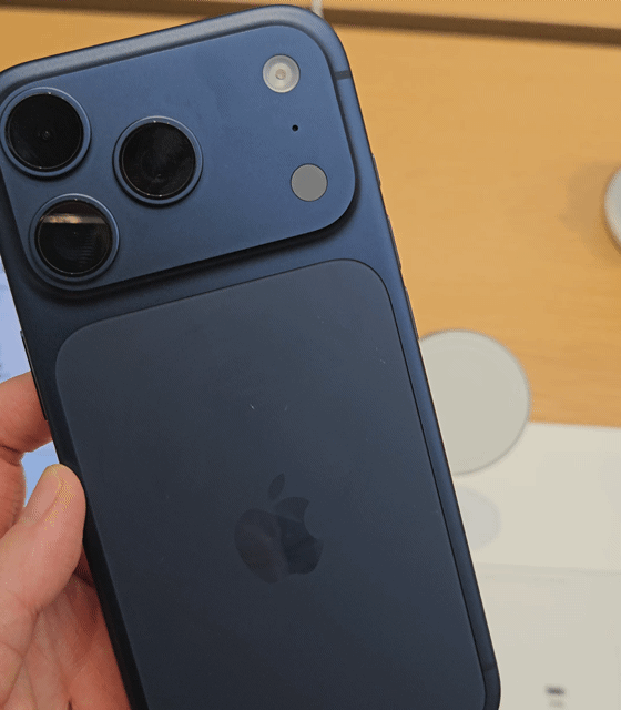 아이폰17프로·프로맥스 딥블루 제품 후면에 나있는 스크래치를 손가락으로 밀고 닦아봐도 변화가 없다. 영상=박수빈 기자