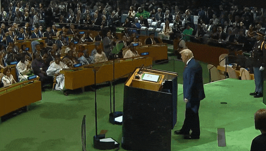 도널드 트럼프 미국 대통령이 지난 23일(현지시간) 유엔 총회에서 연설을 마친 뒤 마지못해 박수를 보내는 멜라니아 여사