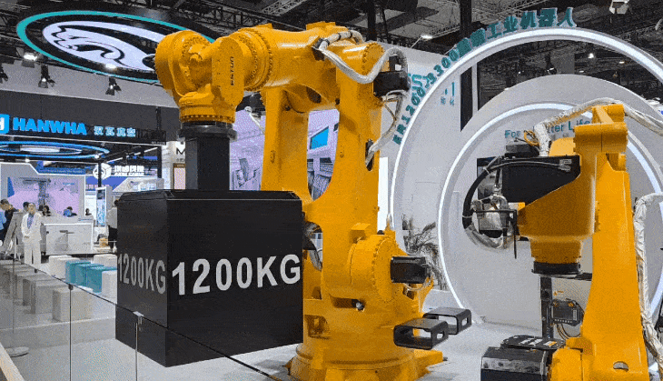 24일 중국 상하이 국제컨벤션센터에서 열린 세계 최대 규모의 산업 로봇 전시회 ‘2025 로봇박람회’에서 ‘에스툰’의 다관절 로봇팔 ‘ER1200-3300’이 1.2t을 들고 움직이고 있다. 상하이 곽소영 기자