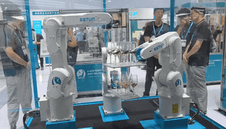 24일 중국 상하이 국제컨벤션센터에서 열린 세계 최대 규모의 산업 로봇 전시회 ‘2025 로봇박람회’에서 에스툰이 철제 막대기와 와인잔을 통해 로봇팔의 정밀도를 선보이고 있다. 상하이 곽소영 기자