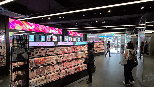 지난 24일 부산광역시 부산진구에 있는 올리브영 서면 타운점에서 고객들이 쇼핑하고 있다./영상=박수림 기자