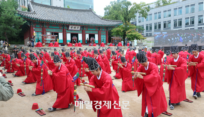 공자에게 바치는 춤?… 성균관서 열린 석전대제 ‘팔일무(八佾舞)’