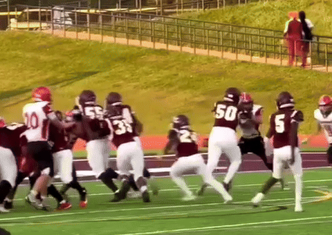 [뉴시스] 미국 미시간 칼라마주 센트럴 고등학교 미식축구팀의 한 선수가 쓰러져있는 상대 레이크쇼어 선수에게 몸을 던져 척추 골절상을 입는 사고가 발생했다. 2025.09.24. (사진=WSBT-TV) *재판매 및 DB 금지