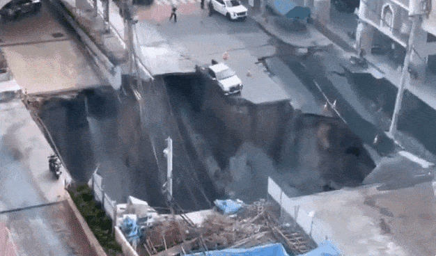 태국 현지시간으로 24일 오전 7시 15분쯤 방콕 바지라 대학병원 앞 삼센 로드 구간에서 도로 전체가 내려앉는 사고가 발생했다. 엑스 캡처